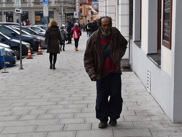 Bezdomovec Alexandr G., který tyranizuje město zápachem i chováním.
