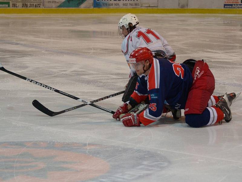 Liga juniorů: HC Klatovy (v bílém) - HC Letci Letňany 3:8.