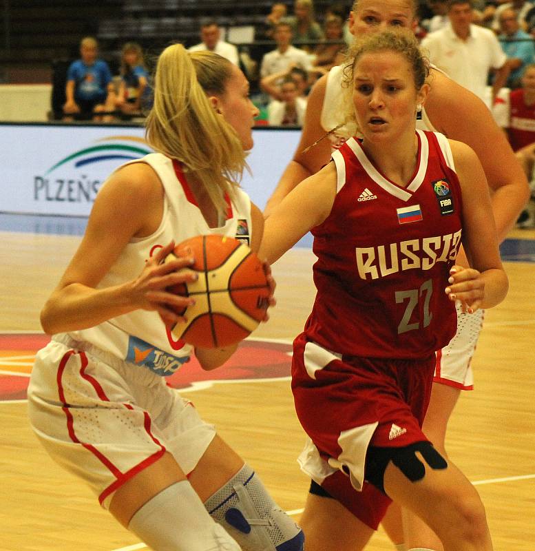 ME U20 v basketbalu: Česko (v bílém) vs. Rusko