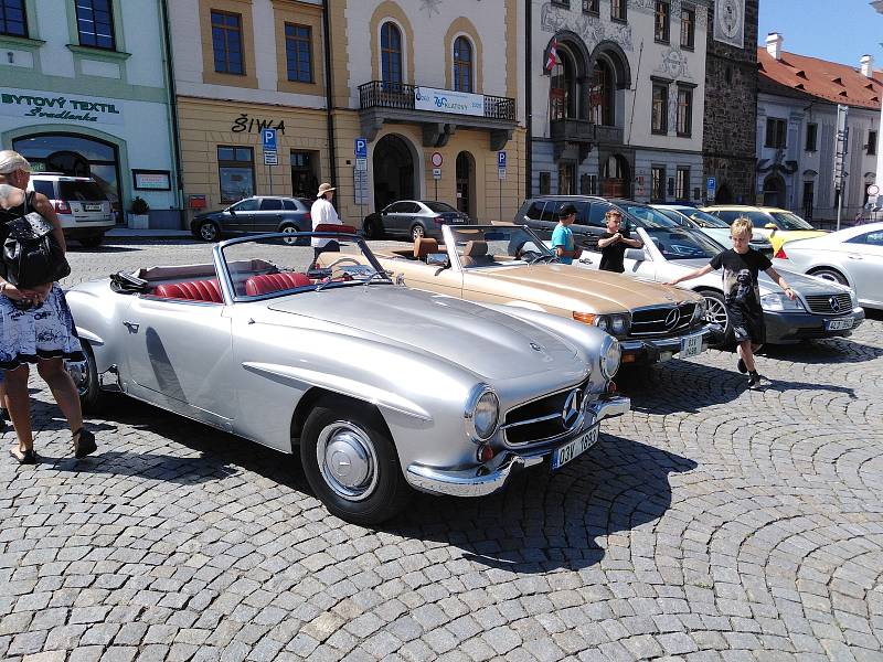 Sraz vozů značky Mercedes v Klatovech.