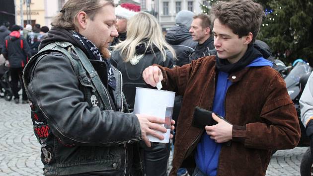 Motorkáři se na Štědrý den sjeli u vánočního stromu v Klatovech a uspořádali sbírku pro tamní Domov sv. Zdislavy pro matky s dětmi v tísni.