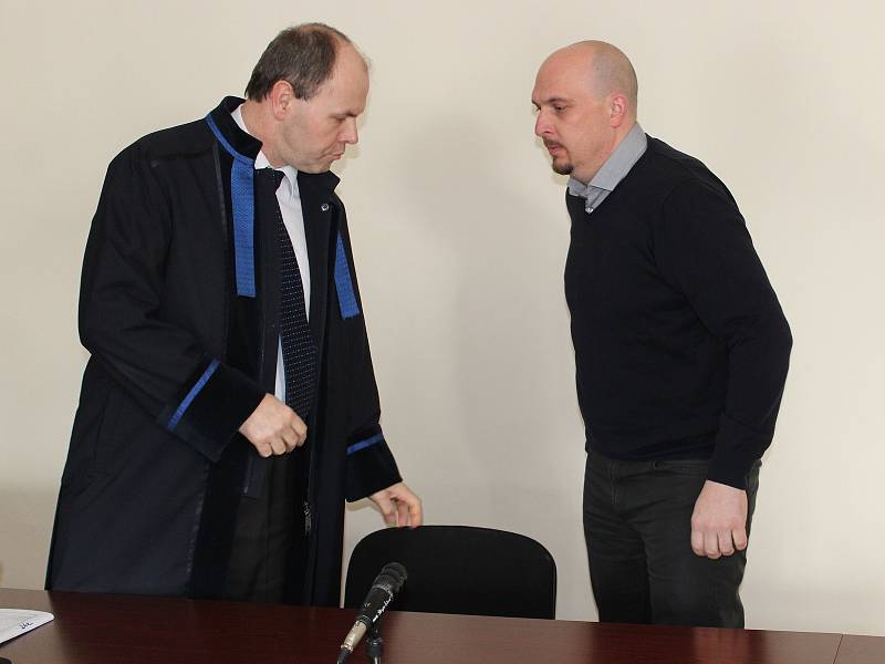 Obžalovaný policista David Žák (vpravo) s advokátem Rostislavem Netrvalem.