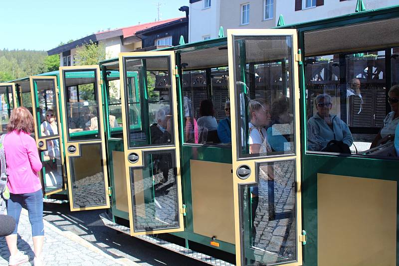 Šumavláček opět jezdí ze Železné Rudy k Černému jezeru.