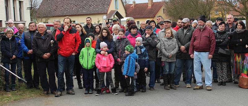 Odhalení pamětní desky Ladislavu Němečkovi v Korytech na Klatovsku.