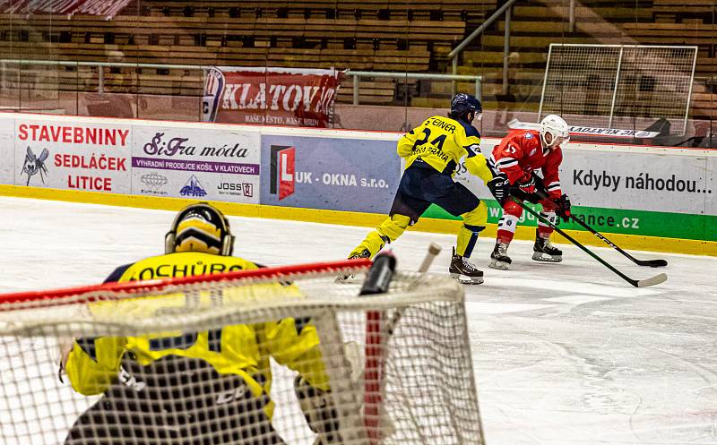 Hokejisté SHC Klatovy (na archivním snímku hráči v červených dresech) porazili na zimním stadionu ve Slaném domácí Buldoky z Řisut 5:4.