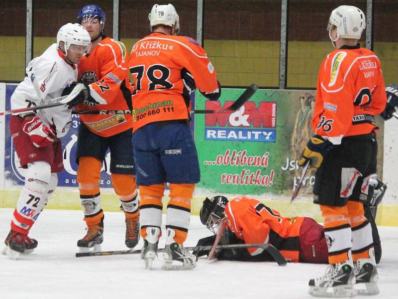 Šumavská liga amatérského hokeje: AHC Vačice (v oranžovém) - HC Tango 5:0.