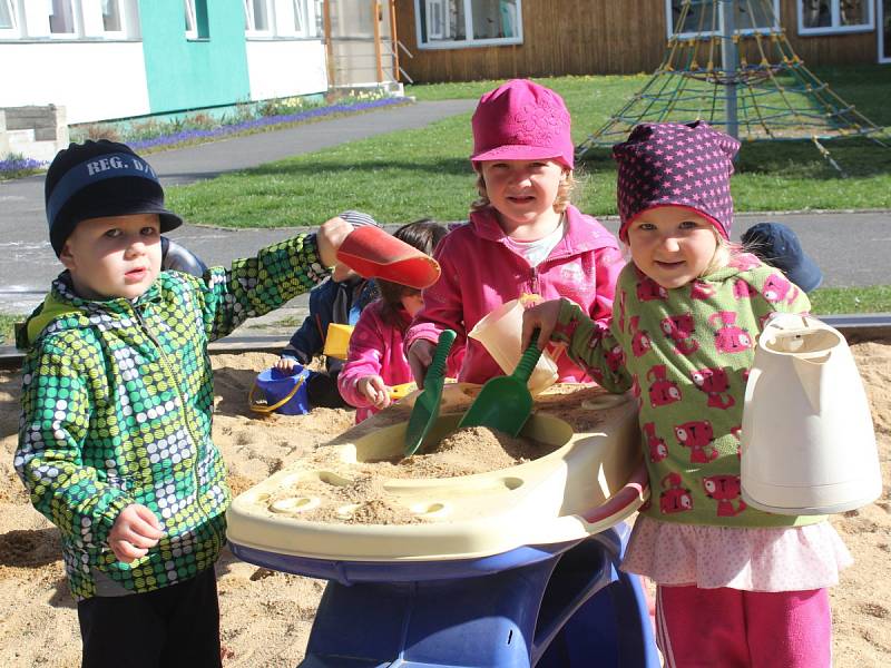 Děti v MŠ v Sušici si užívaly sluníčka.