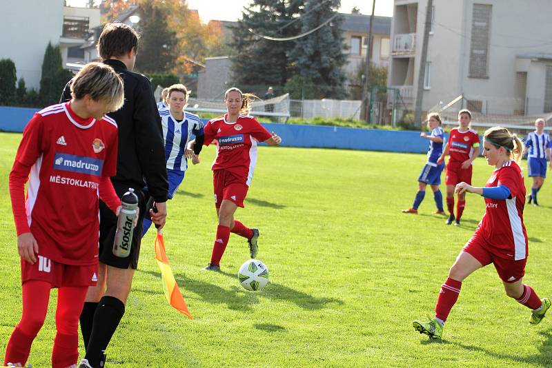 9. kolo divize žen, skupina C: SK Klatovy 1898 (na snímku fotbalistky v červených dresech) - TJ Jiskra Domažlice 1:1 (1:0).