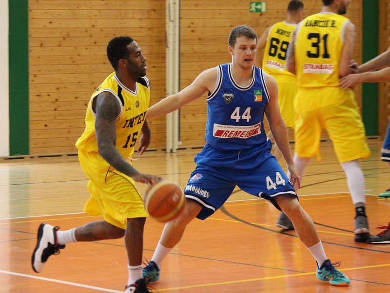 Oslavy 80 let klatovského basketbalu okořenil exhibiční zápas USK Praha (modré dresy) - Inter Bratislava