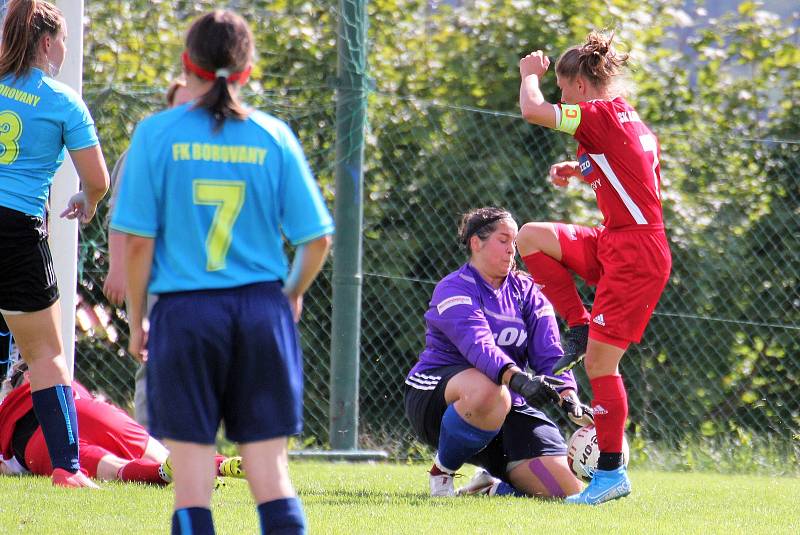 Na podzim fotbalistky SK Klatovy 1898 (červené dresy) porazily Borovany (modré dresy) 7:2. A uspěly i v nedělní odvetě, tentokrát 9:1.