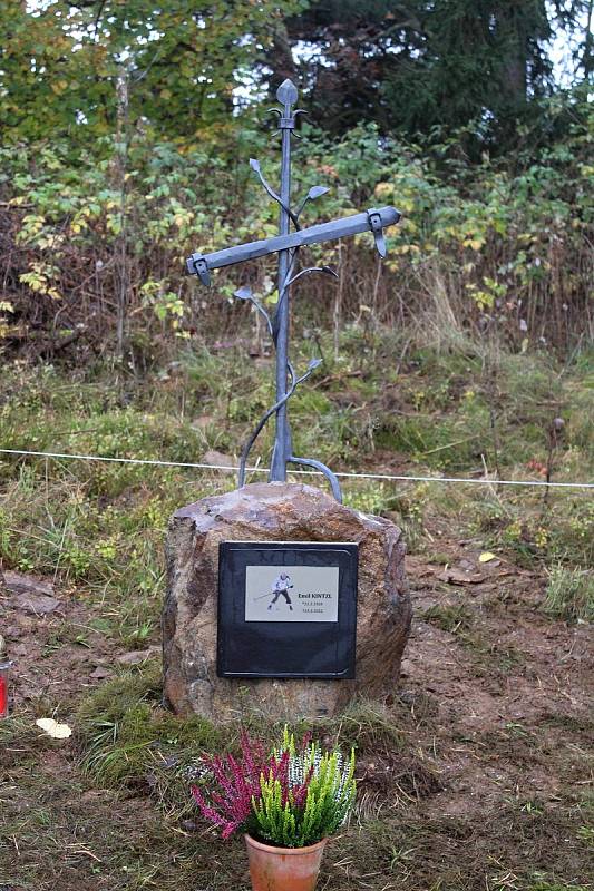 Odhalení a žehnání křížku Emila Kintzla v Kašperských Horách.