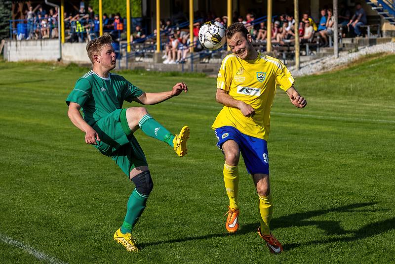 I. B třída, skupina B, 23. kolo: TJ Měcholupy (na snímku fotbalisté ve žlutých dresech) - TJ Pfeifer Chanovice (zelení) 1:3.