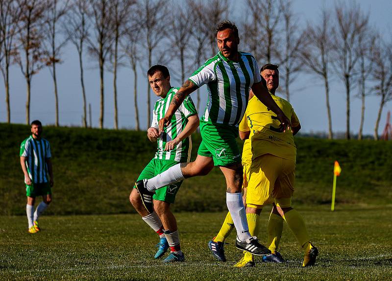 Fotbalisté Budětic (na archivním snímku hráči ve žlutých dresech) deklasovali Velké Hydčice 5:0 a na jaře jsou stoprocentní. I když ne až tak úplně...