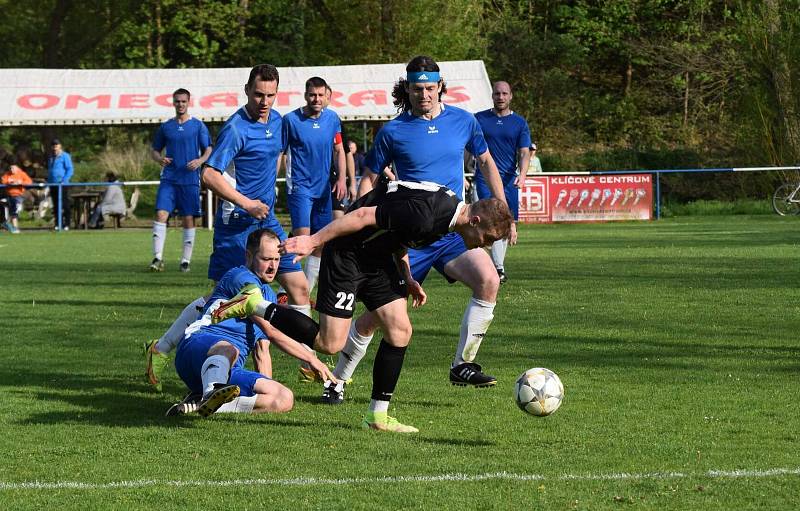 Fotbalisté TJ Měcholupy (na archivním snímku hráči v černých dresech) porazili ve 2. kola Poháru PKFS Baník Stříbro 4:0 a slaví postup do další fáze soutěže.