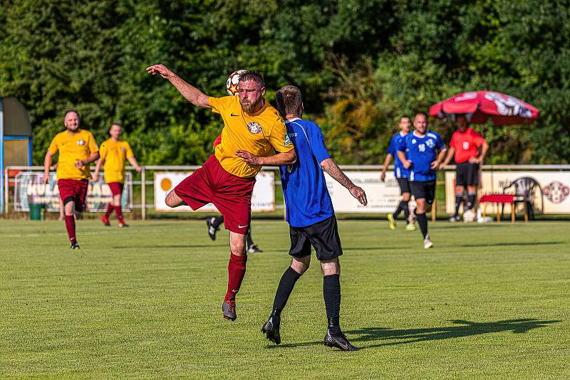 Zatímco úvodní utkání proti Chodskému Újezdu (modří) fotbalisté Janovic (žluté dresy) zvládli, odvetu už nikoliv. V příští sezoně si tak zahrají znovu jen okresní přebor.