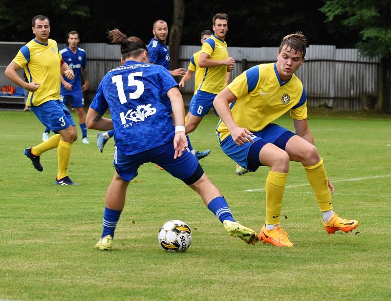 3. kolo FORTUNA divize A: SK Otava Katovice - SK SENCO Doubravka (na snímku fotbalisté ve žlutých dresech) 1:0 (0:0).