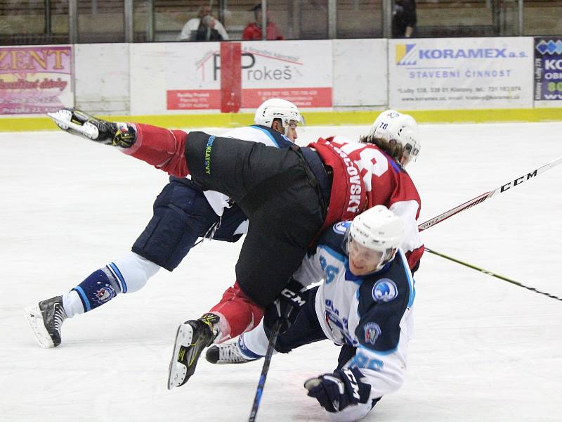 Přípravný hokejový zápas HC Klatovy (červení) - HC Škoda Plzeň. Hosté vyhráli 11:1 a dali tak dárek Martinu Strakovi k 45. narozeninám.