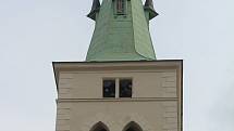 Sundávání zvonů z kostela sv. Markéty v Kašperských Horách.