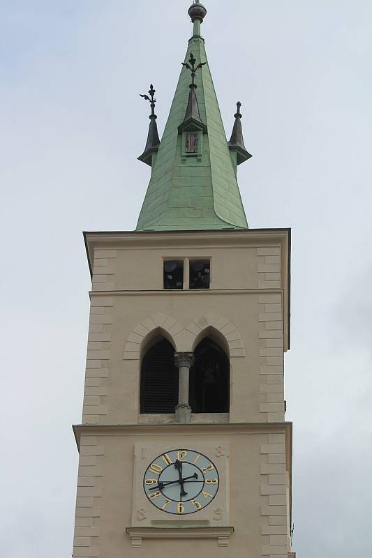 Sundávání zvonů z kostela sv. Markéty v Kašperských Horách.