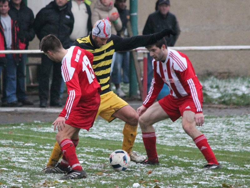 Krajský přebor 2016/2017: Luby (bíločervené dresy) - Chotíkov 1:0