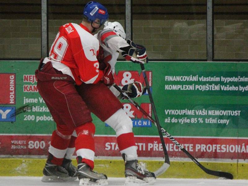 Krajská liga juniorů: HC Klatovy (v bílém) - TJ DDM České Budějovice 7:2.