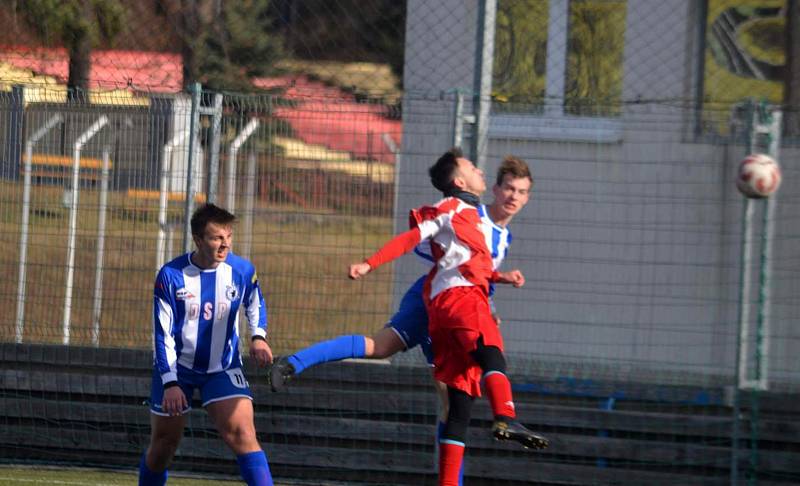 Fotbaloví dorostenci SK Klatovy 1898 (na archivním snímku hráči v červených dresech) přehráli Vejprnice 2:0.