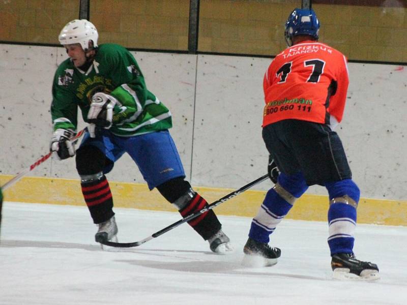 Šumavská liga amatérského hokeje HC Tomahawks (z) - AHC Vačice 2:2.