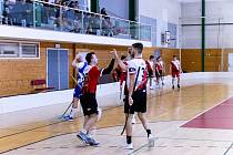 Florbalisté Sport Clubu Klatovy (červenobílé dresy) se v dalším dvojkole regionální ligy utkali s FbC Plzeň B (modří) a rezervou týmu FBŠ Gorily Plzeň.