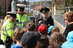 ŠKOLÁCI dostali od policistů nejen rady, ale i dárky.