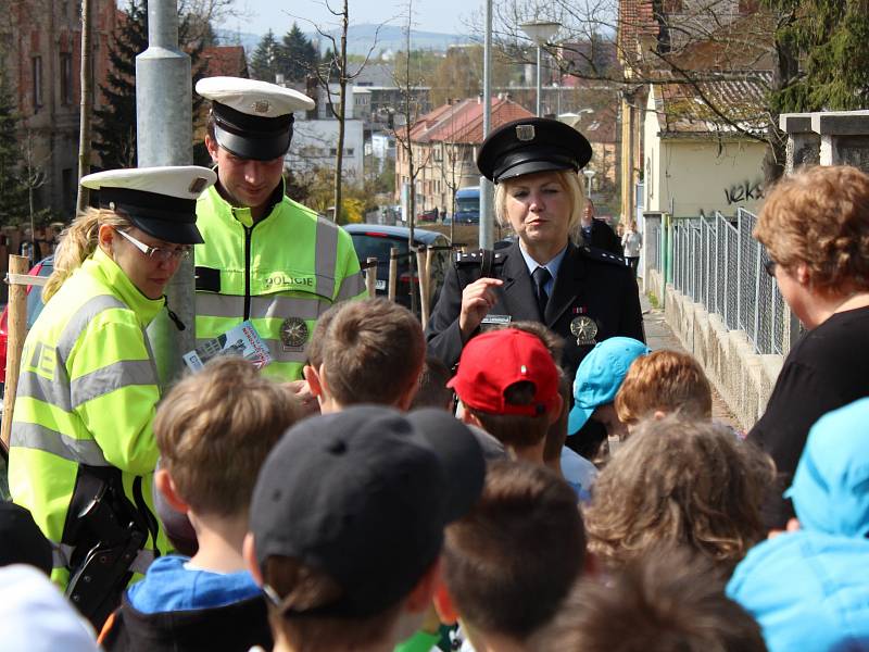 ŠKOLÁCI dostali od policistů nejen rady, ale i dárky.