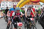 Na trasu 70 km cyklomaratonu Author Král Šumavy 2015 odstartovali v Klatovech bikeři 30. května v 9 hodin.