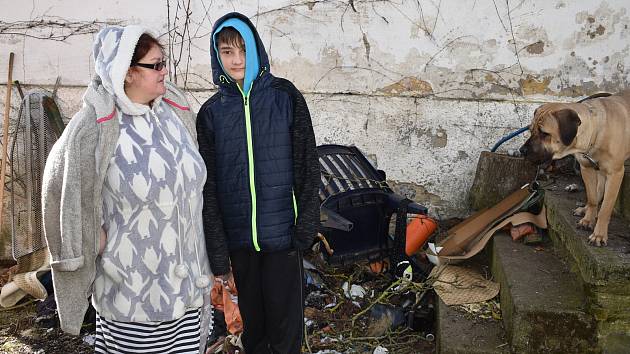 Zdeňka Schlirfová ze Struhadla se synem Fabianem a jejich vyhořelý dům.