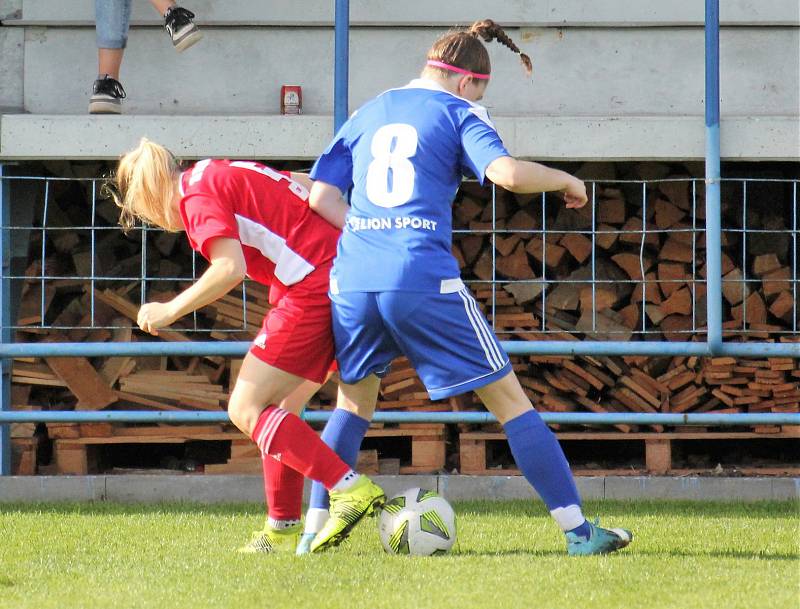 9. kolo divize žen, skupina C: SK Klatovy 1898 (na snímku fotbalistky v červených dresech) - TJ Jiskra Domažlice 1:1 (1:0).