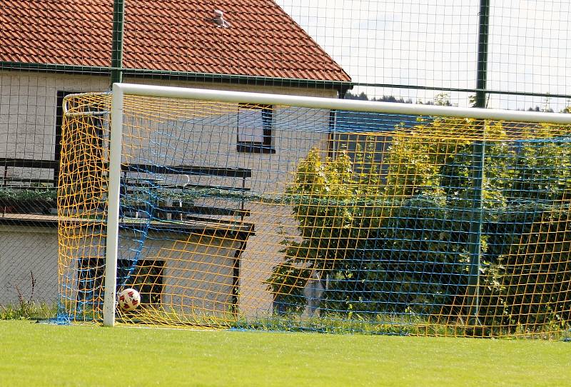 Na podzim fotbalistky SK Klatovy 1898 (červené dresy) porazily Borovany (modré dresy) 7:2. A uspěly i v nedělní odvetě, tentokrát 9:1.