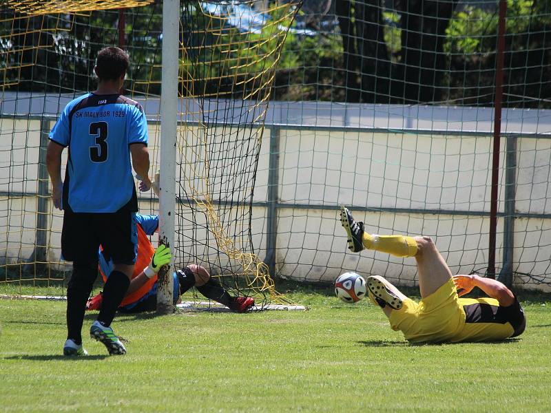 Fotbalisté Malého Boru (na archivním snímku hráči v modrých dresech) deklasovali na domácí půdě rezervu TJ Start Luby 6:2. Čtyři branky vstřelil Michael Forman.