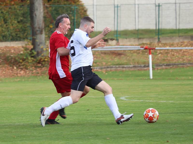 Fotbalisté SK Kovo Strážov (na archivním snímku hráči v červených dresech) deklasovali v osmém kole okresního přeboru TJ Sušice B 5:1 a v čele tabulky mají už čtyřbodový náskok.