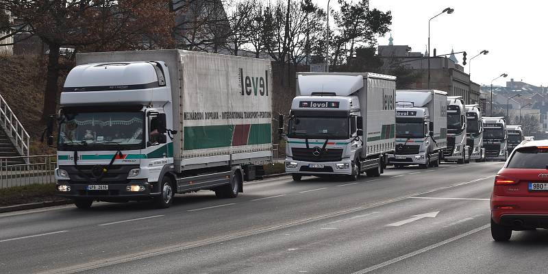 V sobotu se konalo poslední rozloučení se zavražděným klatovským podnikatelem Jiřím Žabkou. Nejprve se na jeho počest jela spanilá jízda kamionů po městě, poté se konala mše svatá v kostele.