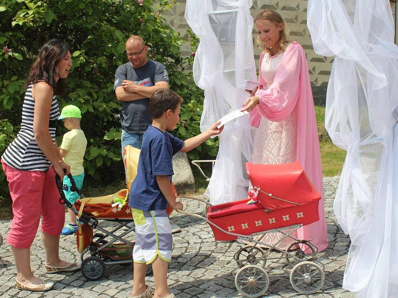 V Chudenicích v sobotu pracovník agentury Dobrý den zapsal do České knihy rekordů tři rekordy - v největším počtu kočárků s panenkami na jednom místě, počet panenek na jednom místě a také nejdelší vlasy dívky do 12 let.