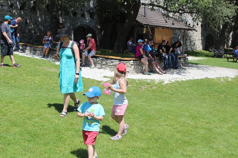 Dny Šumavského trojhradí na Velharticích, na Rabí a na Kašperku.