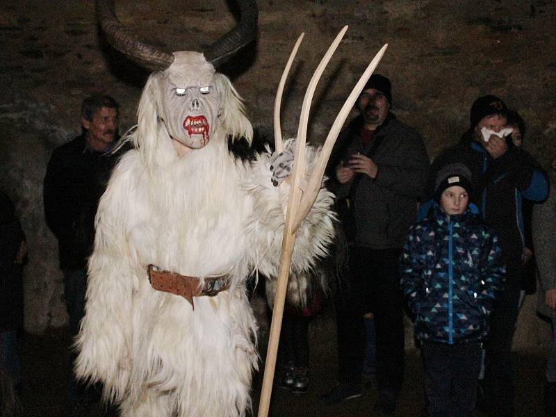 Krampusáci ve sklepení zámku v Chudenicích.