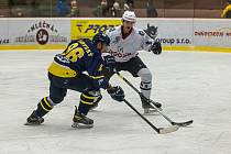 18. kolo západní konference 2. ligy: SHC Klatovy (na snímku hokejisté v bílých dresech) - HC Slovan Ústí nad Labem 0:2.