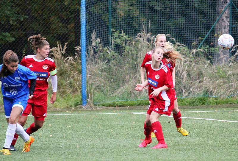 5. kolo České divize žen, skupina C: FC Táborsko – SK Klatovy 1898 (na snímku fotbalistky v červených dresech) 1:0 (1:0).