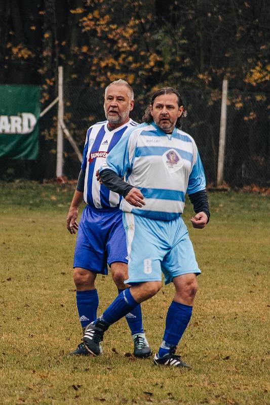 Fotbalisté TJ Sušice C (na archivním snímku hráči v tmavě modrých dresech) deklasovali na domácím hřišti Dešenice 7:1.