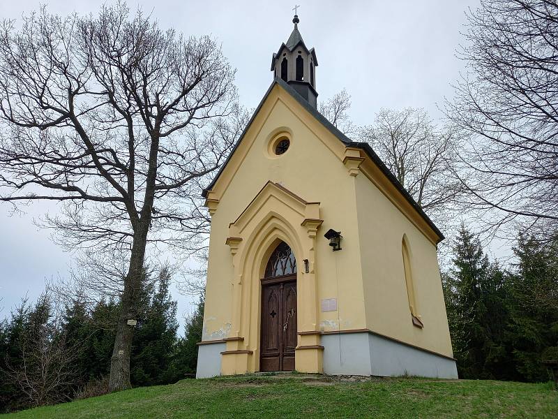 Kaple sv. Markéty a rozhledna v Dlažově.