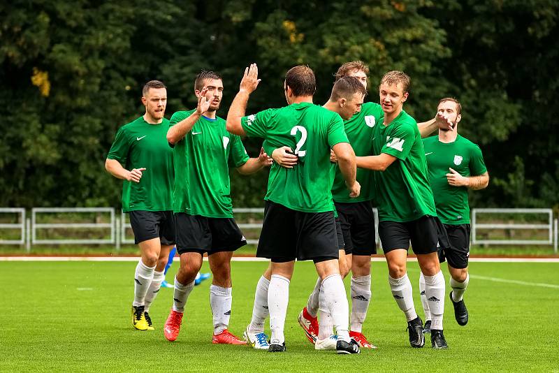 Fotbalisté TJ Sušice (na archivním snímku hráči v modrých dresech) prohráli se Smíchovem, nováčkem krajské I. A třídy z Plzně, 1:2.