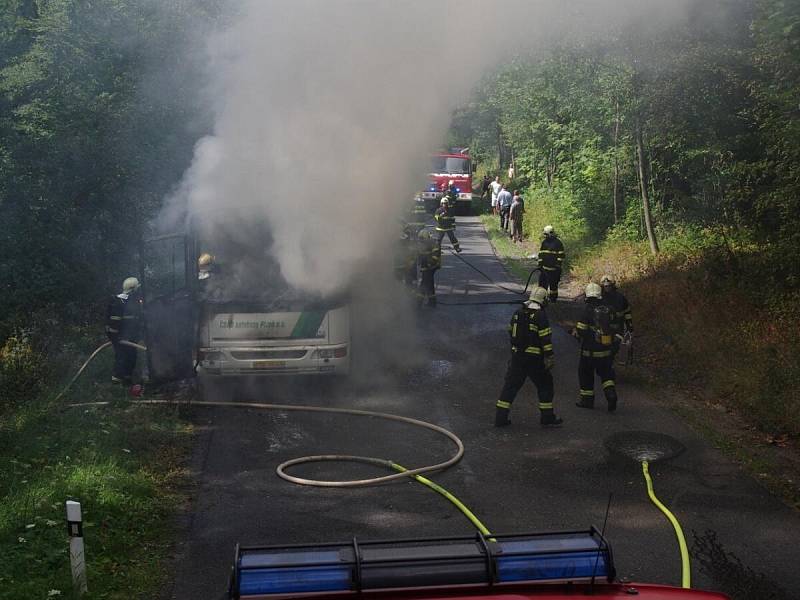 Požár autobusu u Hojsovy Stráže