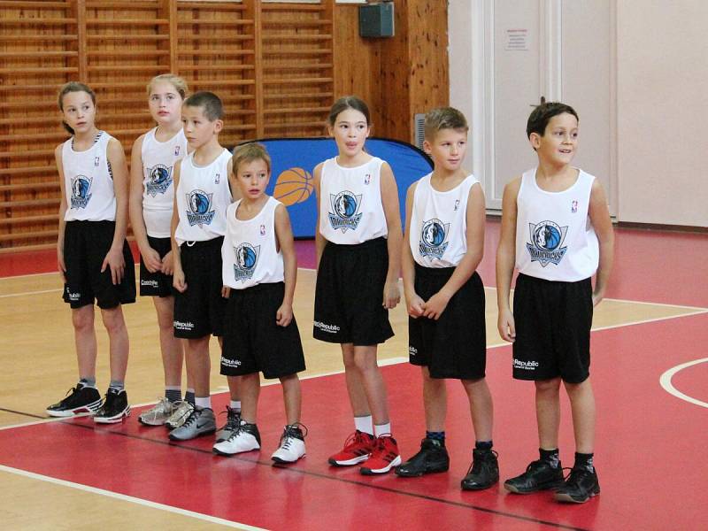 Junior NBA League 2016: Houston Rockets (ZŠ Klatovy, Plánická ul, červené dresy) - Dallas Mavericks (ZŠ Švihov) 24:27 