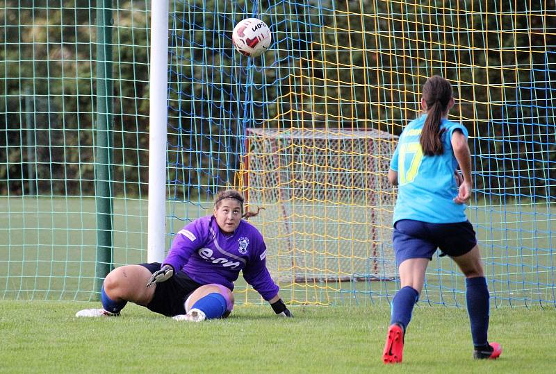 1. kolo divize C ženy: TJ Calofrig Borovany – SK Klatovy 1898 (na snímku fotbalistky v červených dresech) 2:7