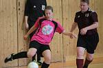 Zimní dívčí amatérská fotbalová liga: Kobra Stars (růžové dresy) - Andělky Velký Bor 4:7