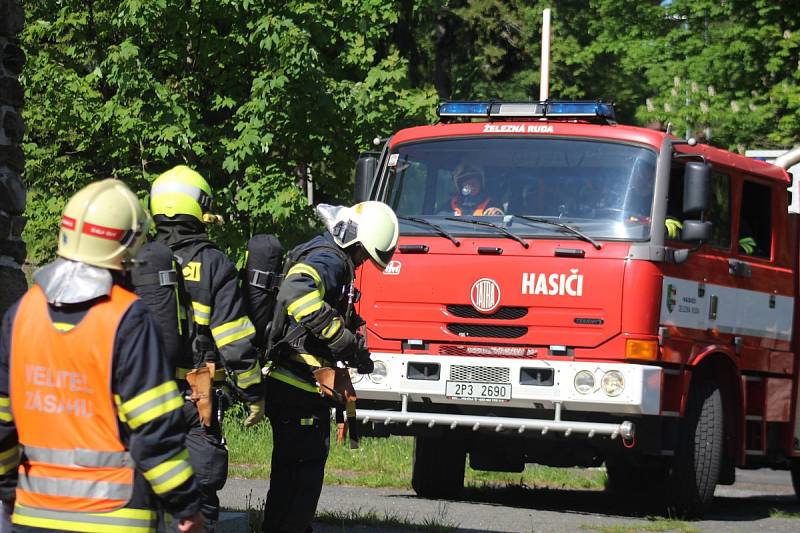 Simulovaný požár vypukl v 16 hodin ve 2. patře hotelu, ve kterém v tu dobu bylo několik osob, včetně dětí. Po několika minutách dorazila první hasičská vozidla, byly nataženy hadice a hasiči pronikli do hotelu v dýchacích maskách.